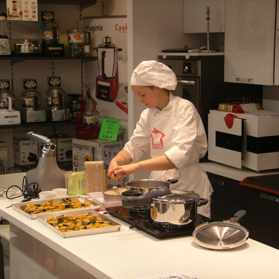 CA0102-Clarissa Cazzaniga chef prepara riso integrale