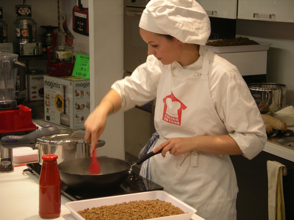 CA0107-Clarissa Cazzaniga chef prepara lenticchie pomodoro