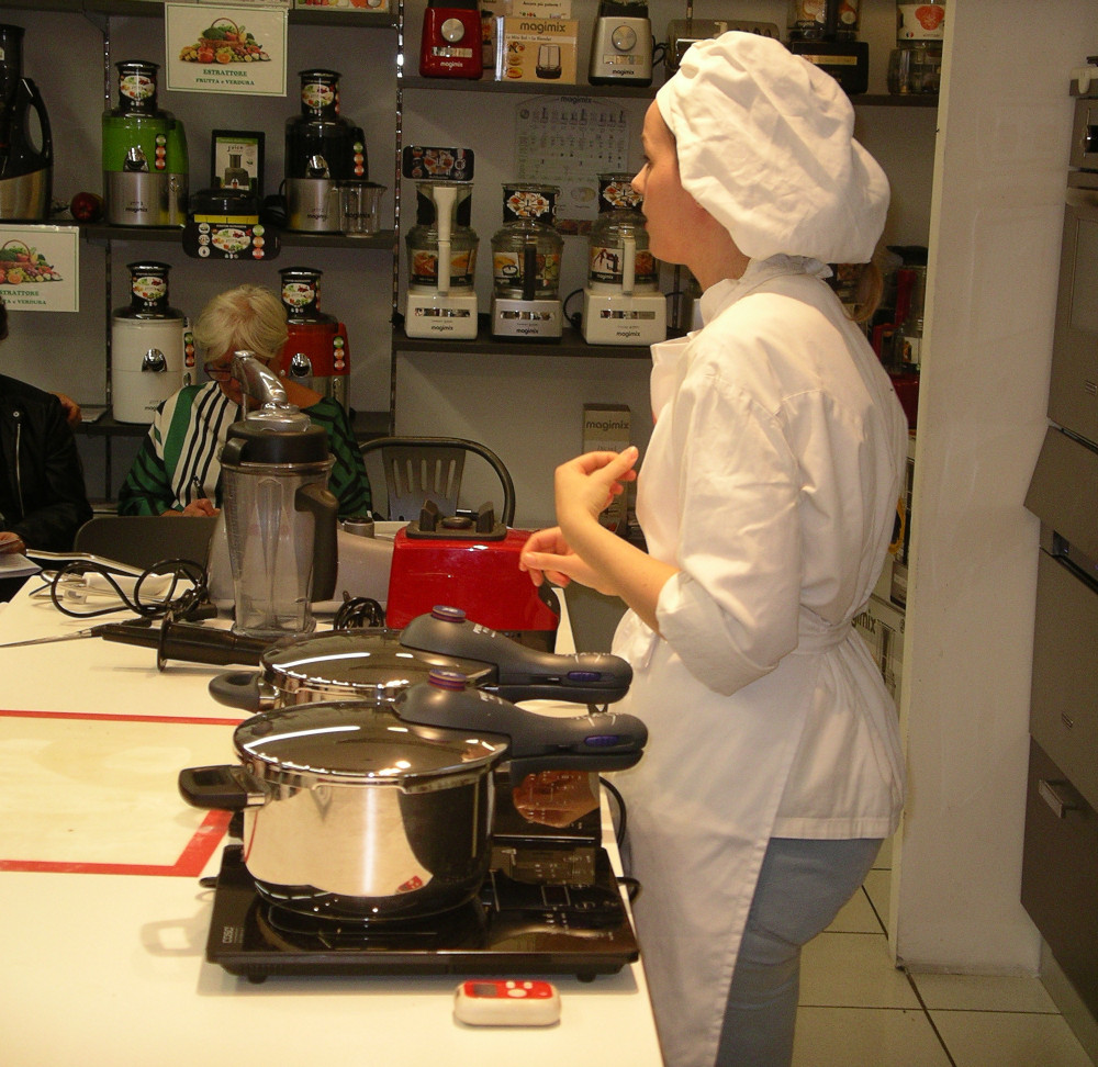 CA0108-Clarissa Cazzaniga chef spiega uso pentola pressione